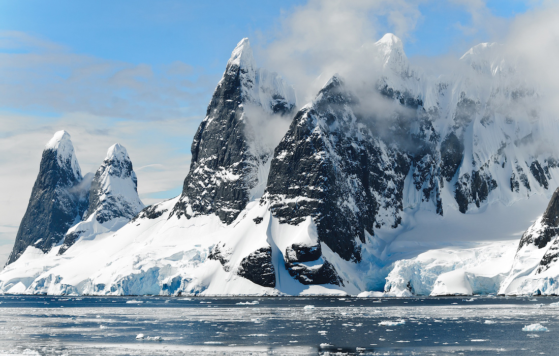 Antarctic glacier can soon shed a new massive iceberg