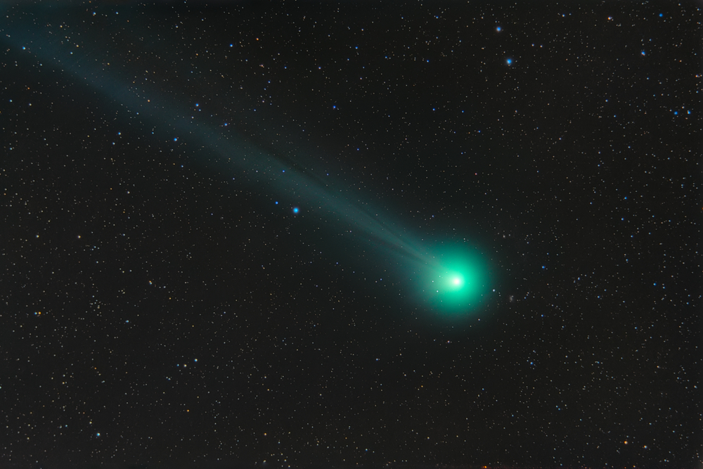This Is Why A Comet Head Is Green But Not Their Tails