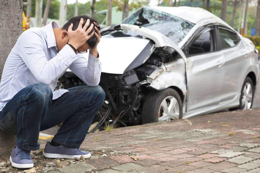 Is it important for a person to stay conscious when they have been injured as shown in movies?